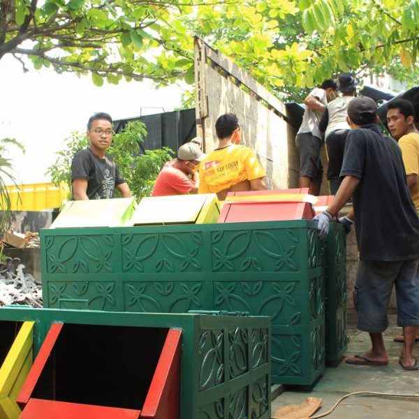 Proyek tempat sampah