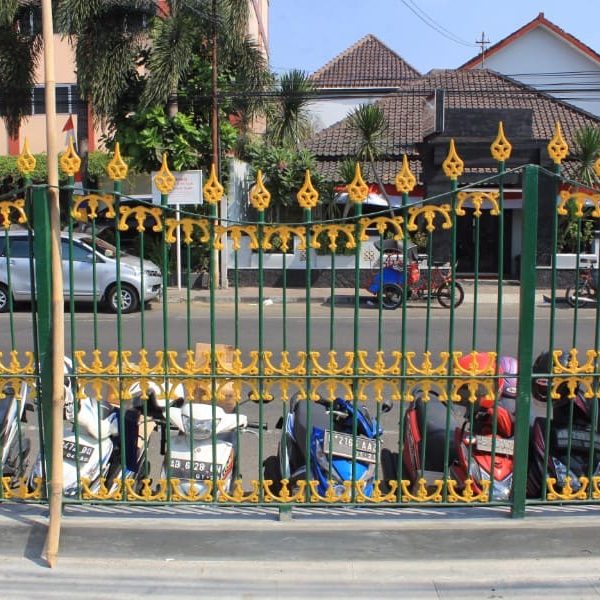 Proses setup pagar stasiun tugu jogja