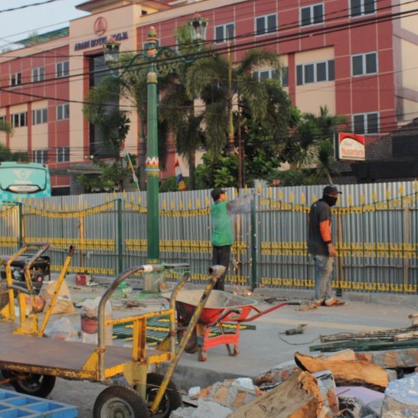 Proses setup pagar stasiun tugu jogja