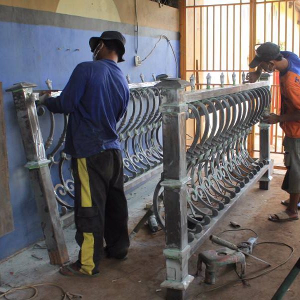 Produsen pagar antik