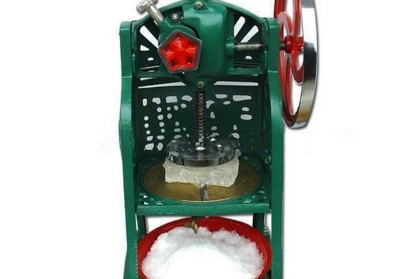 Mesin Es Serut atau ICE CRUSHER adalah mesin atau alat yang digunakan untuk menghancurkan es menjadi serpihan-serpihan halus, biasanya es batu yang dimasukkan kedalam mesin ini akan hancur dan keluar dengan bentuk yang lembut.