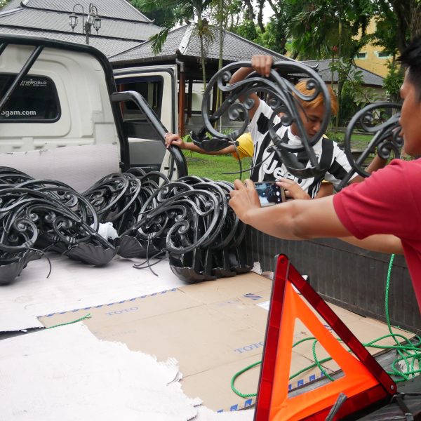 Pengiriman tiang lampu