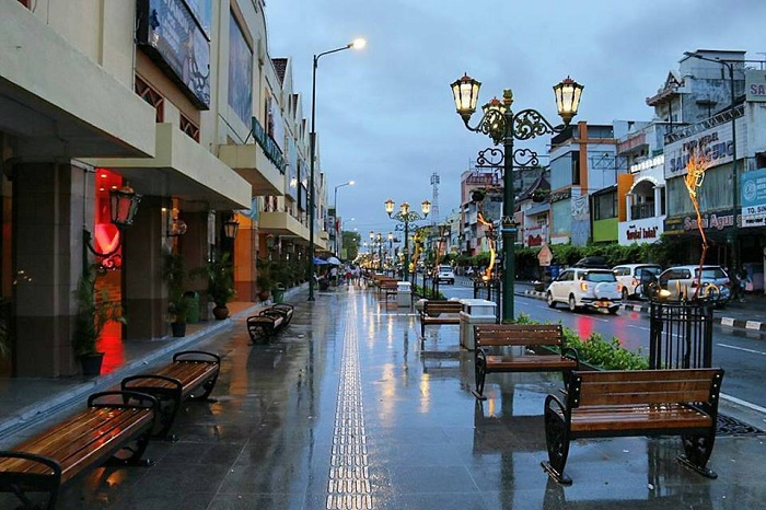 Kursi taman jalan malioboro
