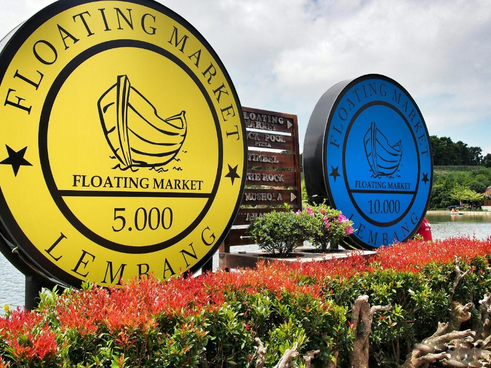 Papan nama floating market lembang