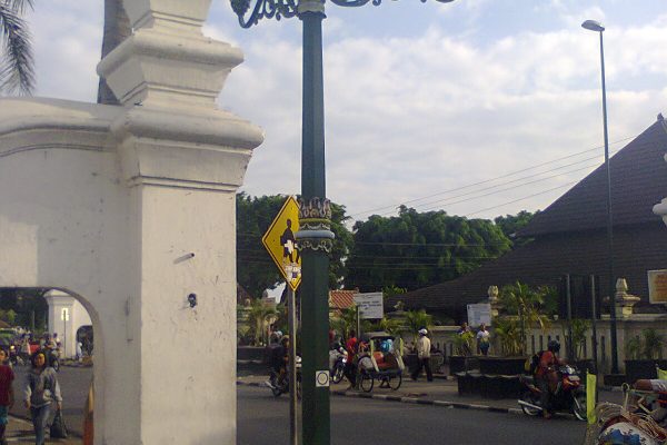 Lampu jalan adalah lampu yang digunakan untuk penerangan jalan dimalam hari sehingga pejalan kaki, pesepeda dan pengendara dapat melihat dengan lebih jelas jalan yang akan dilalui pada malam hari, sehingga dapat meningkatkan keselamatan lalu lintas dan keamanan dari para pengguna jalan.