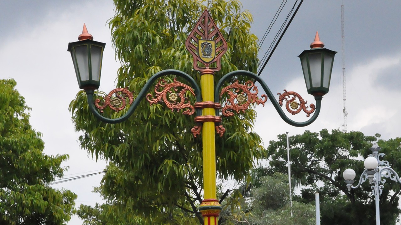 Tiang lampu jalan pju