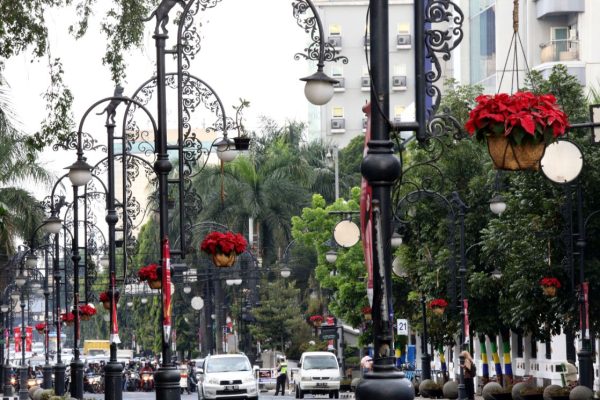 Lampu jalan adalah lampu yang digunakan untuk penerangan jalan pada malam hari sehingga pejalan kaki, pesepeda dan pengendara dapat melihat dengan lebih jelas jalan yang akan dilalui pada malam hari, sehingga dapat meningkatkan keselamatan lalu lintas dan keamanan dari para pengguna jalan.