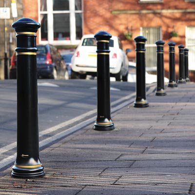 Bollard merupakan street furniture yang beberapa waktu ini sering dijumpai di trotoar-trotoar, bollard berfungsi sebagai alat pembatas jalan disuatu kota