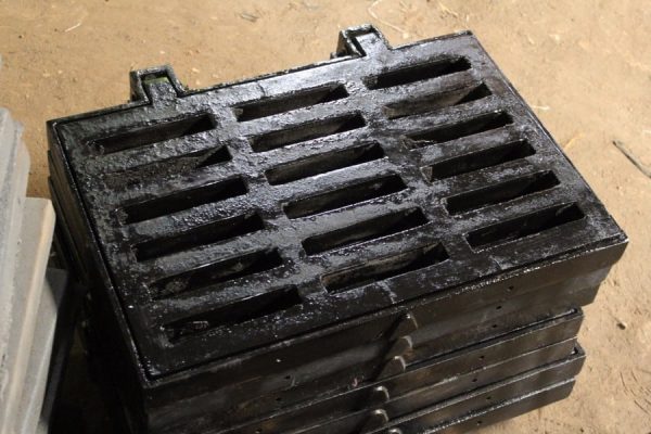 Cast Iron adalah komponen drainase yang terbuat dari besi cor dengan fungsi utama sebagai penutup lubang (manhole) pada saluran drainase. Manhole cover juga biasa disebut grill manhole, tutup manhole dan/atau tutup bak kontrol