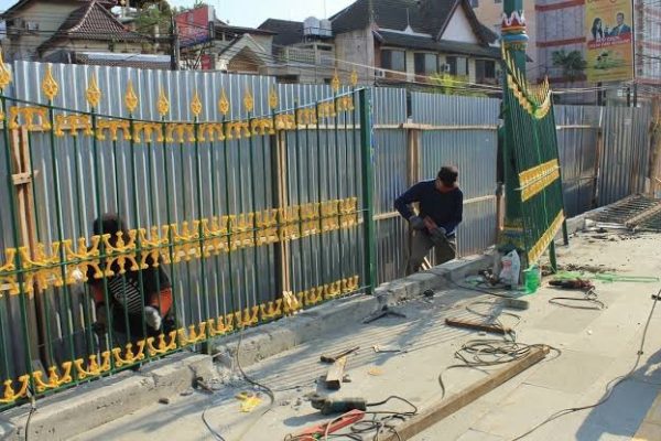 Susuran tangga atau railing adalah struktur vertikal, bisa terbuat dari kayu atau besi atau kaca, yang digunakan bersama-sama dengan material lainnya untuk membentuk sebuah pagar.