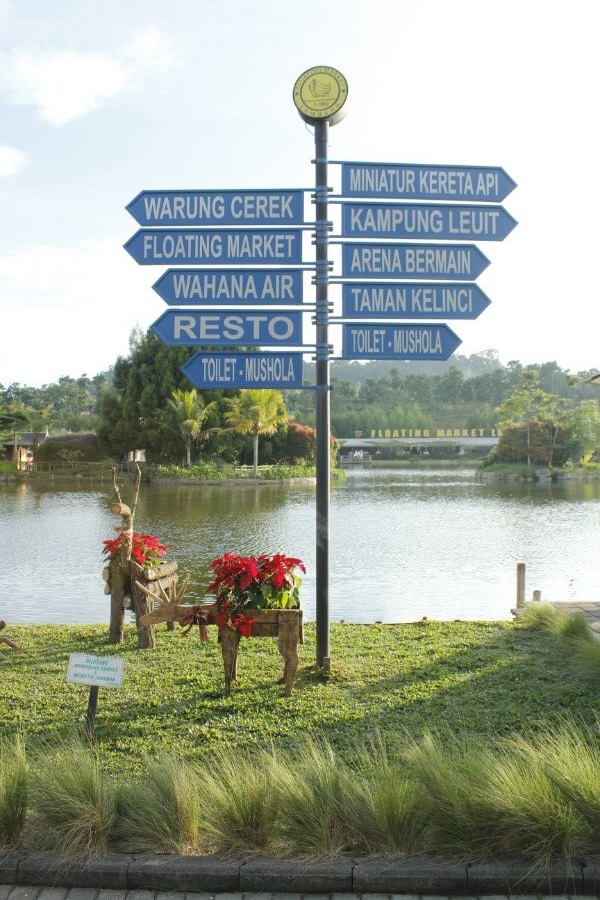 tiang penunjuk arah floating market lembang