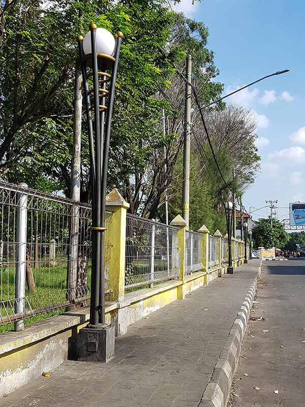Lampu pedestarian kota barat solo