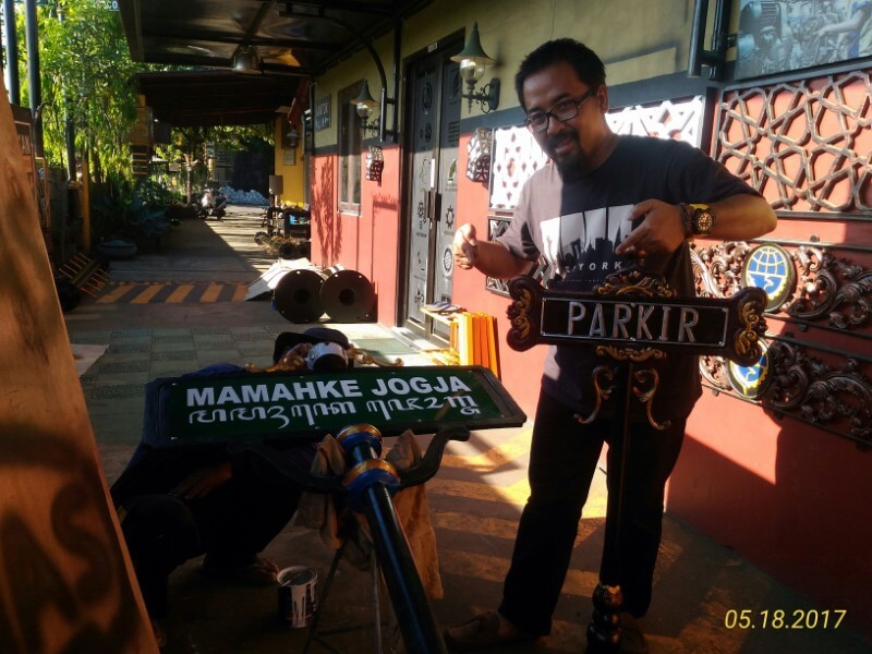 Papan nama mamahke jogja