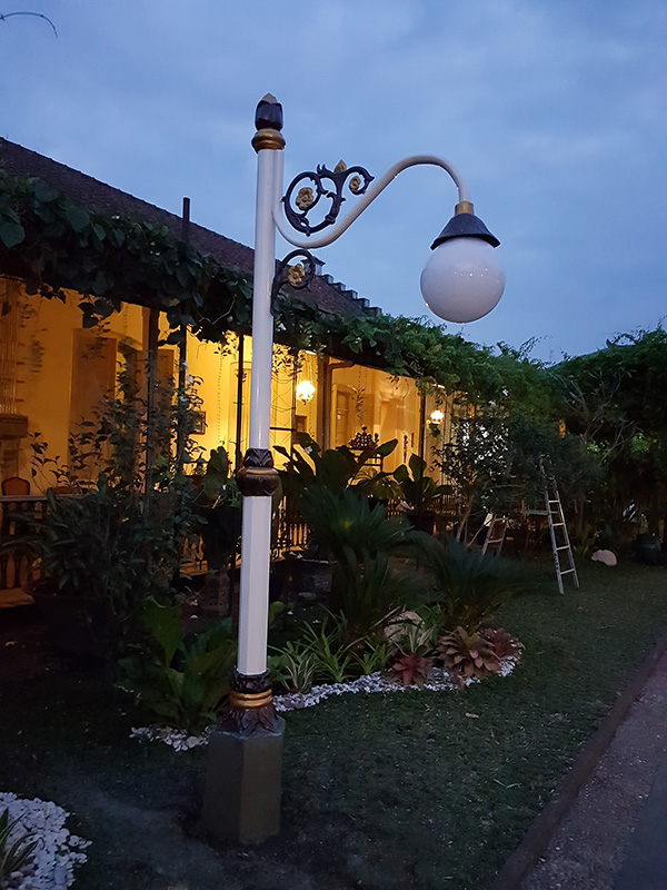 Tiang lampu mangkunegaraan antik