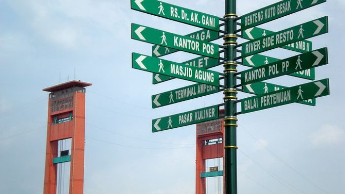 Tiang penunjuk arah jalan
