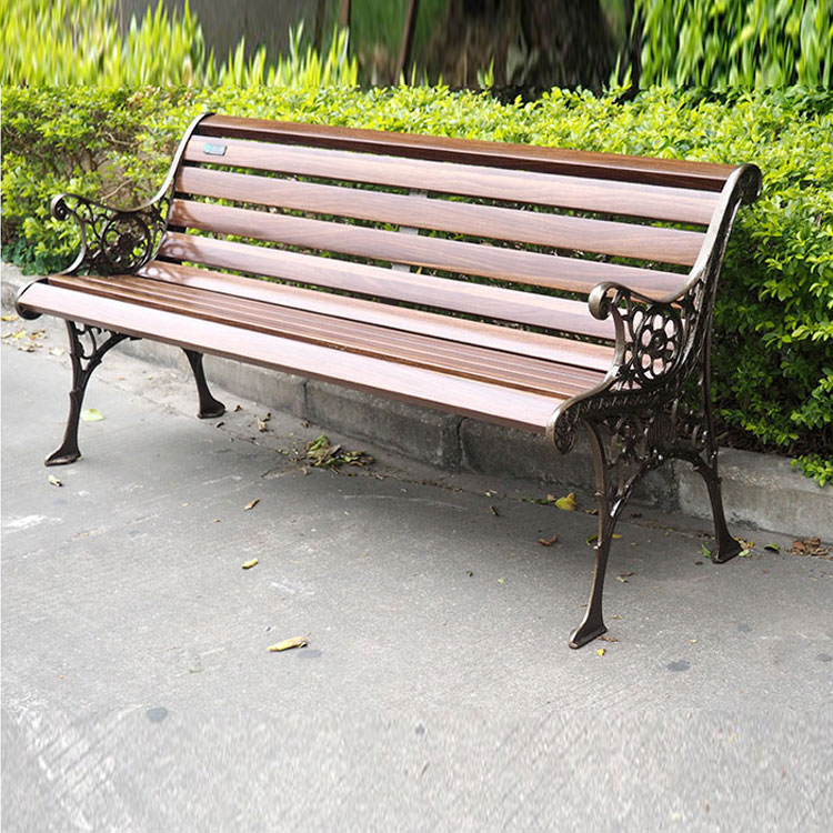 Kursi antik untuk taman