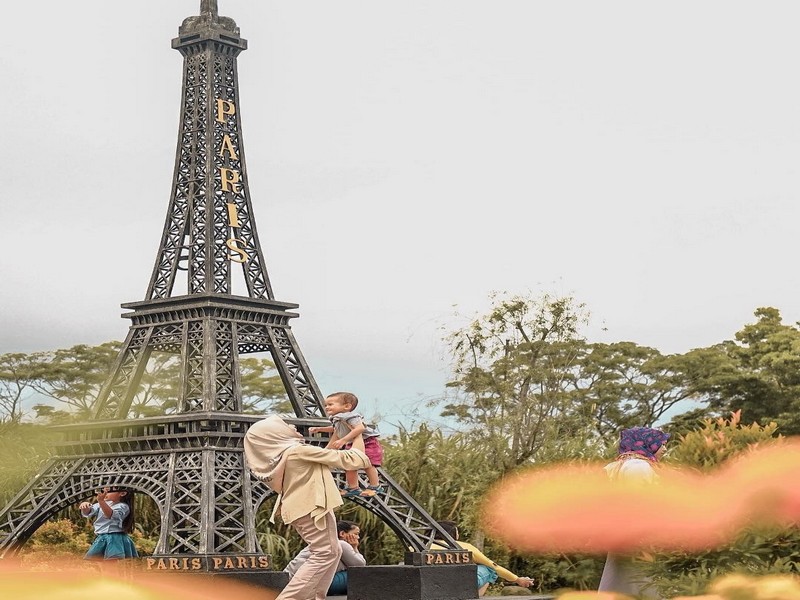 Replika menara eiffel