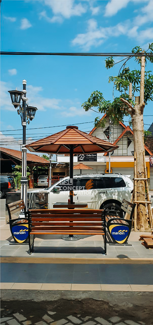 Kursi taman bank mandiri