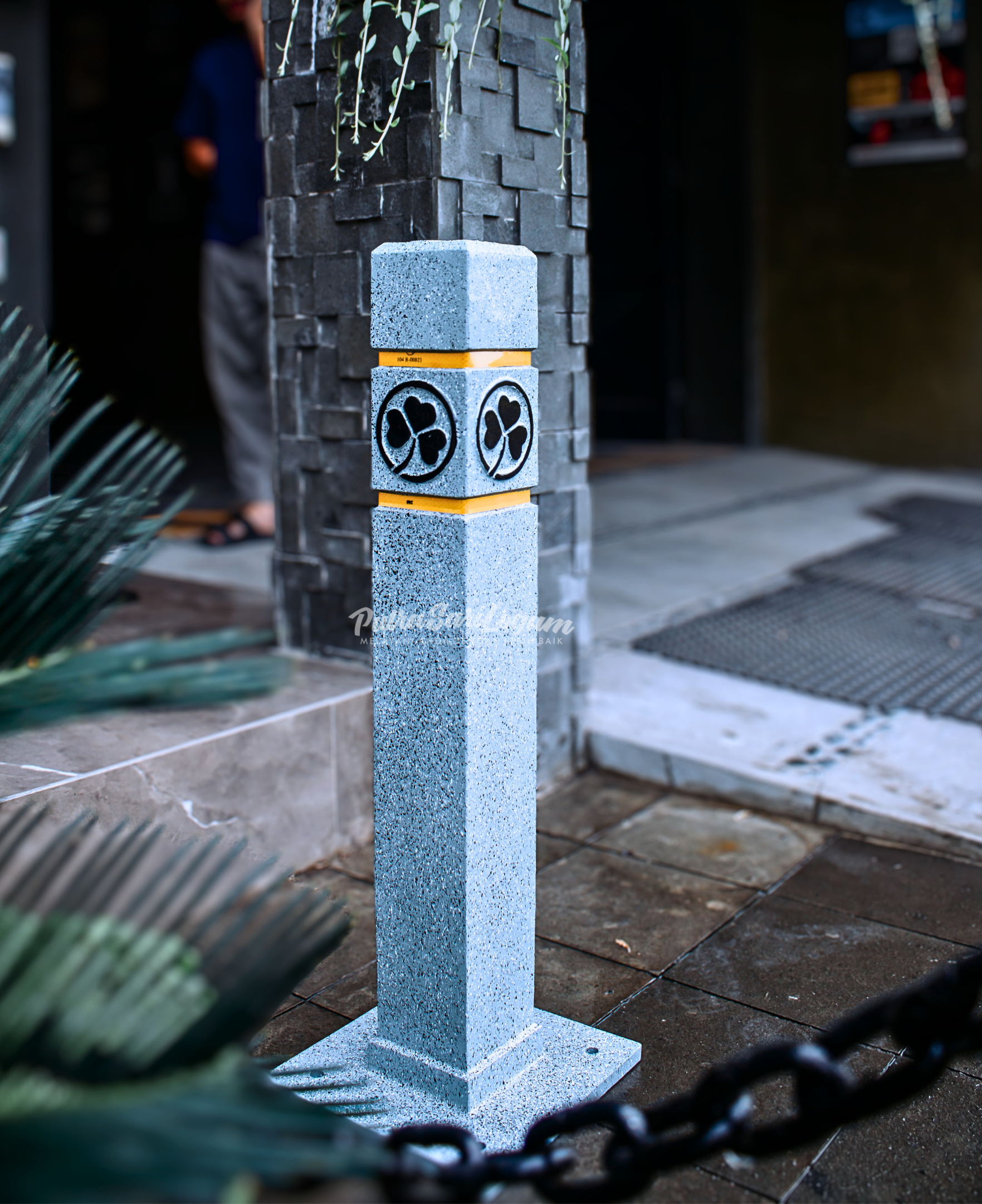Bollard kotak antik dengan ciri khas surabaya
