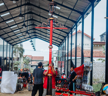 Tiang lampu antik dengan banner kota kediri