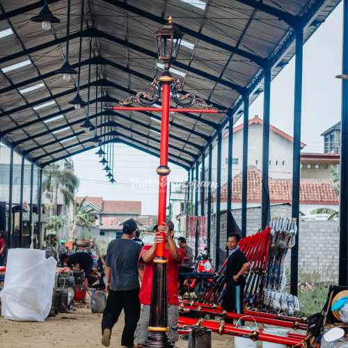 tiang lampu antik dengan banner kota kediri