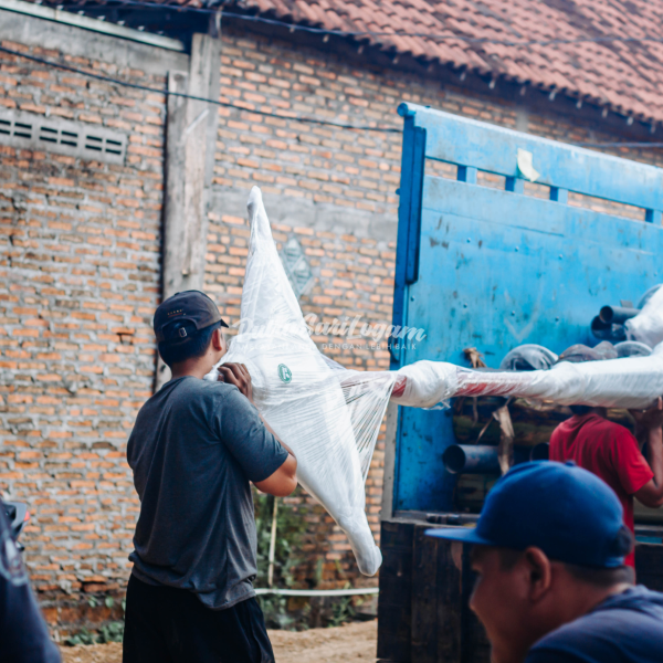 tiang lampu antik dengan banner kota kediri