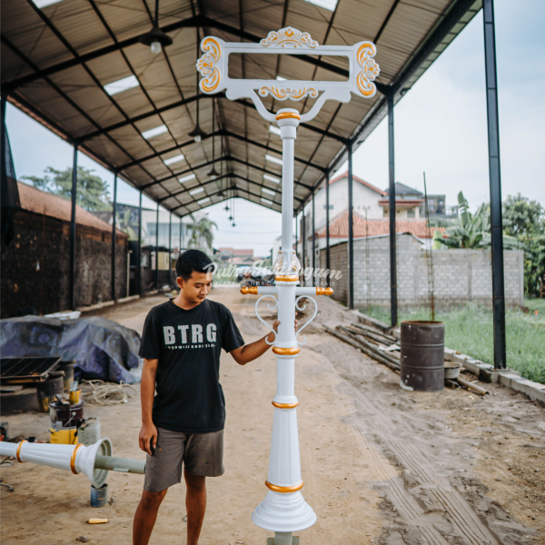 Tiang papan nama jalan