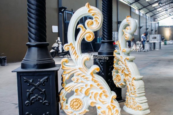 Pilar Tangga Motif Klasik Untuk Situbondo